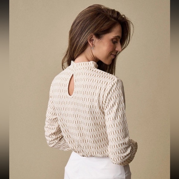 A PUTNAM size S Long Sleeve Keyyhole Top Scored Bisque - Picture 2 of 8